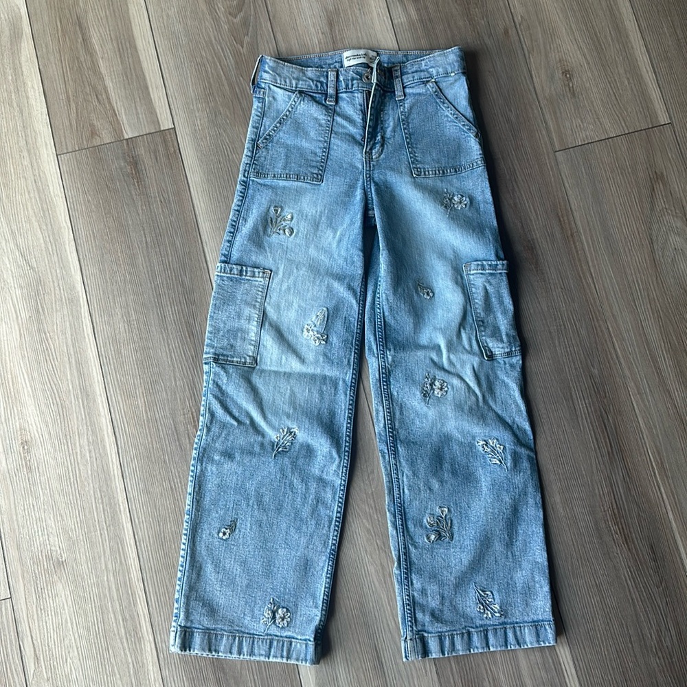 Adorable Abercrombie Kids Embroidered Flower 🌸 Jeans. Like New! 11/12